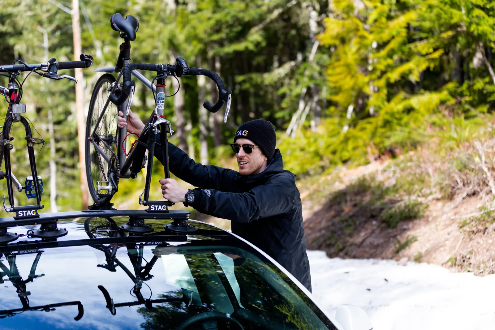 Loading a bike onto a STAG roof rack